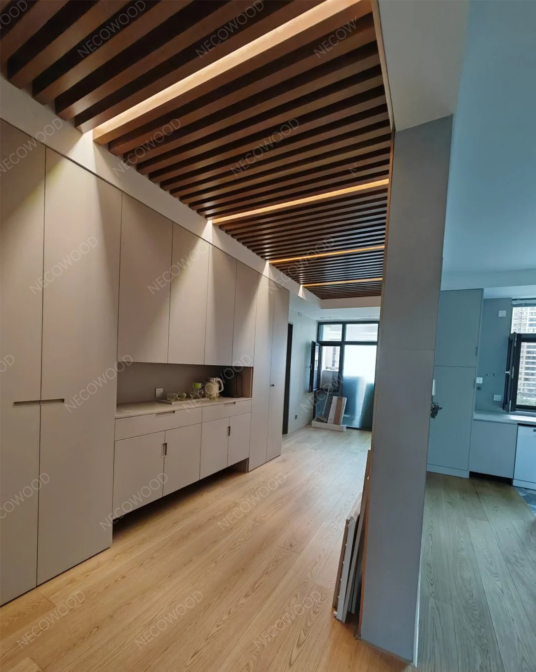 NECOWOOD Menyelesaikan Proyek Plafon WPC Dunia Nyata di Miami: 8 Bulan, Kelembapan 85%, Tanpa Perawatan