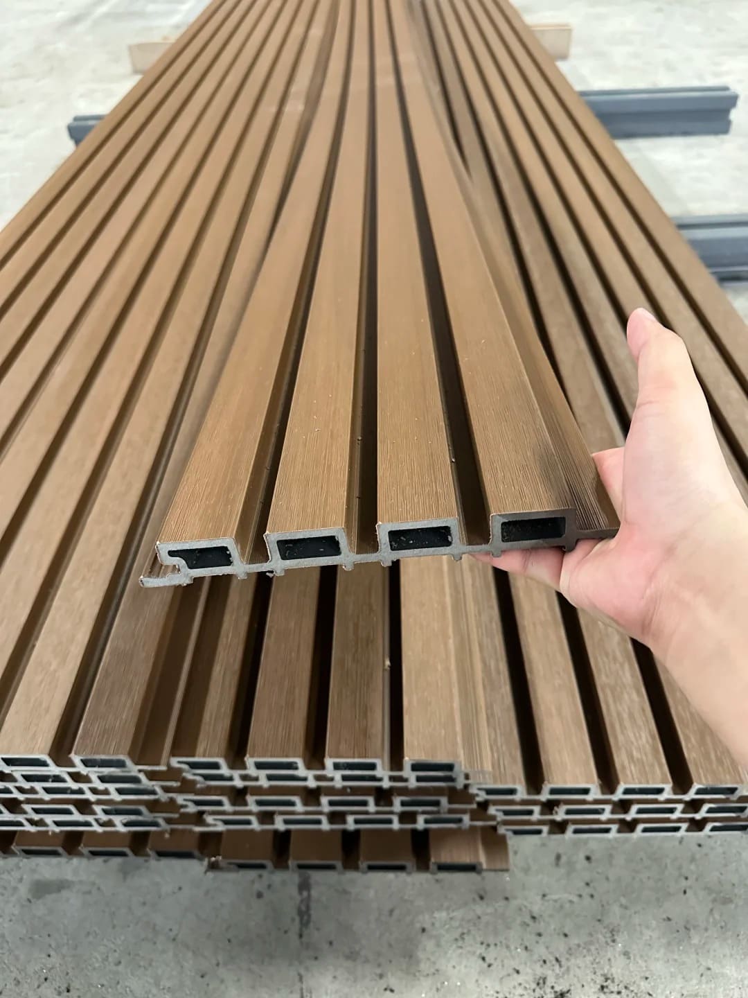 Teknologi Co-Extrusion Kini Menjadi Standar di Lebih dari 60% Panel Dinding WPC Baru