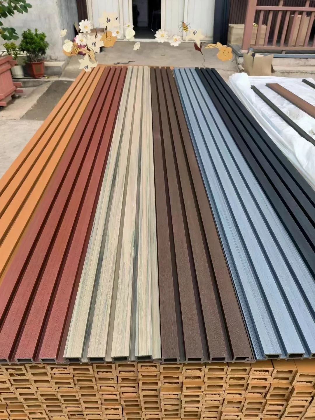 WPC vs Timber Decking: Panduan Perbandingan Material 2026