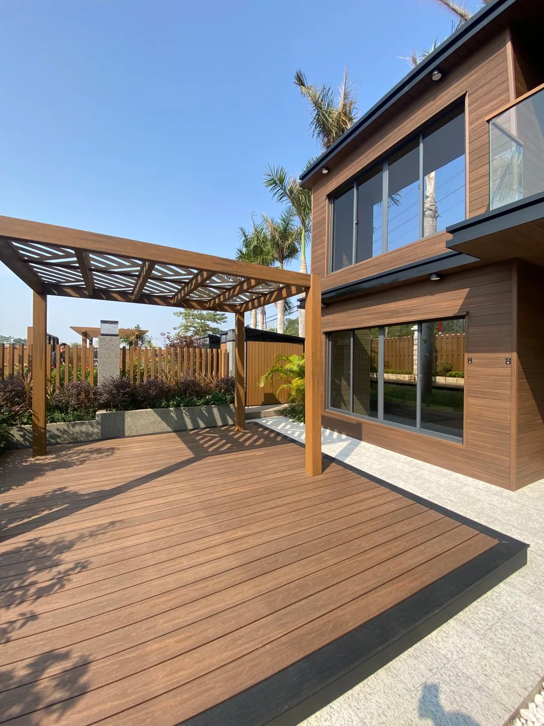 Apa yang Membuat Panel WPC NECOWOOD Sempurna untuk Pelapis Dinding Eksterior Modern?