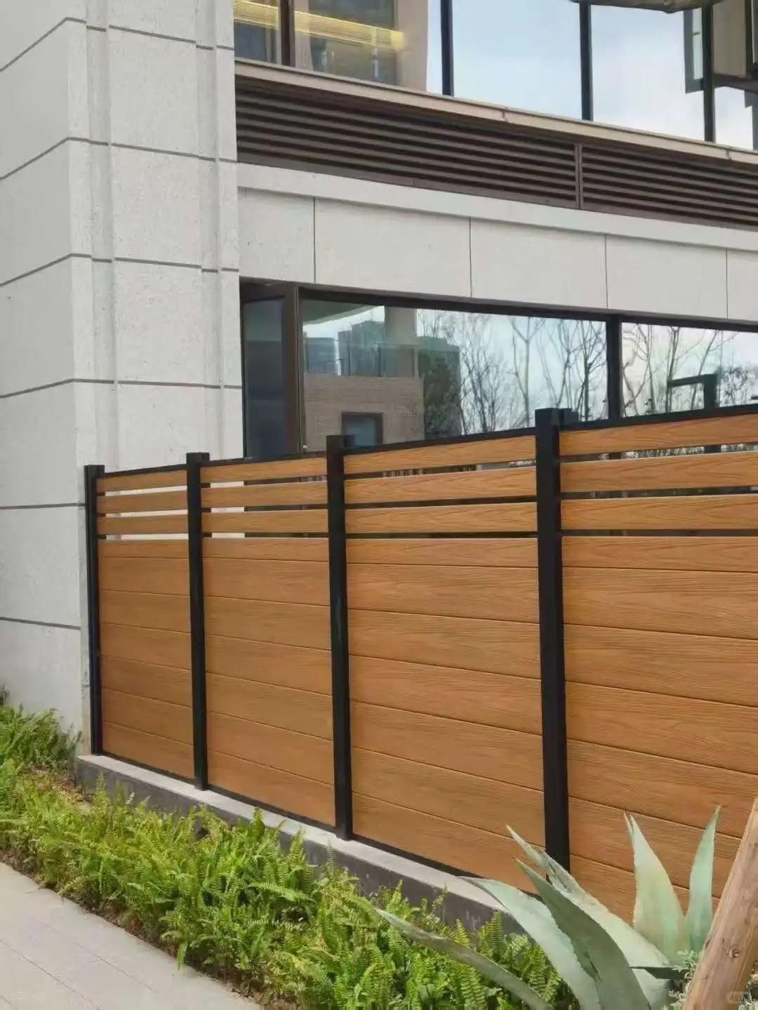 Pagar Komposit vs Aluminium vs Vinyl: Mana yang Terbaik untuk Anda?